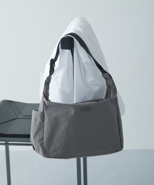 STANDARD SUPPLY（スタンダードサプライ）の「【ECモール限定】スタンダードサプライ / SHRINK NYLON シュリンクナイロン / TRIANGLE SHOULDER トライアングルショルダー（ショルダーバッグ・レディース・ブラック/グレー・FREE）」の5枚目の写真