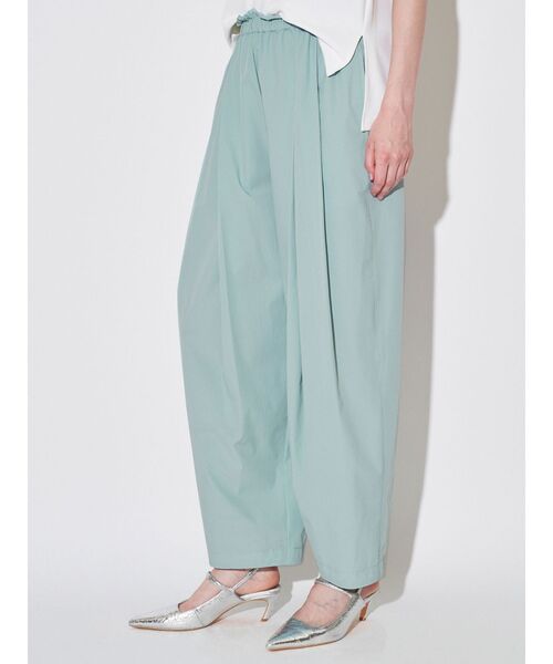 ELENDEEK(エレンディーク)の「EASY TUCK COCOON PT(その他パンツ・レディース・オフホワイト/ブラック/ミント/ピンク/ブラウン・01/02)」の8枚目の写真
