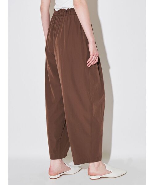 ELENDEEK(エレンディーク)の「EASY TUCK COCOON PT(その他パンツ・レディース・オフホワイト/ブラック/ミント/ピンク/ブラウン・01/02)」の17枚目の写真