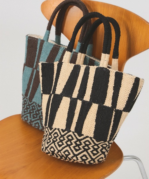 beej(ビージ)の「【別注】beej / 刺繍 トート バッグ(トートバッグ・レディース・サックスブルー/ブラック・ONE SIZE)」の3枚目の写真