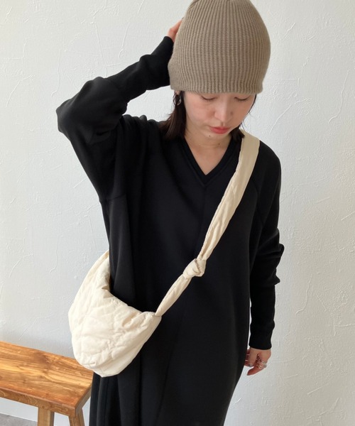 zena(ジェナ)の「☆アルガンオイル加工☆裏シャギーVネックワンピース(ワンピース・レディース・チャコール/ブラック・FREE)」の8枚目の写真
