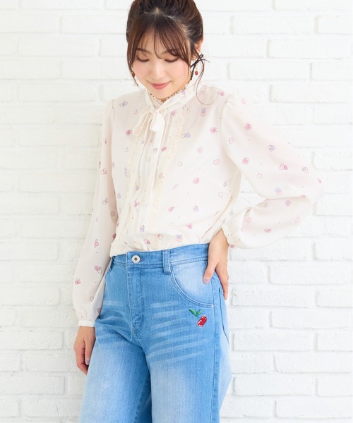 Rose Tiara(ローズティアラ)の「ハートプリントリボンタイブラウス(シャツ/ブラウス・レディース・ブラック/ベージュ・42/40/38/46)」の2枚目の写真