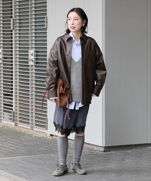 JOURNAL STANDARD（ジャーナルスタンダード）の「ウォッシャブルフェイクレザーシャツ（シャツ/ブラウス・レディース・ブラック/ブラウン系その他・FREE）」の4枚目の写真