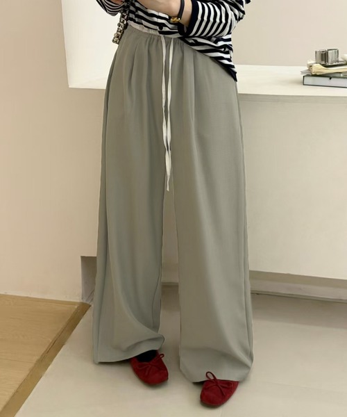 DAY CLOSET(デイ クローゼット)の「【ウエストゴム/調節紐付き】旬のウエストフリルがアクセント。ワンタック ギャザー リボンツイル ワイド イージーパンツ レディース(スウェットパンツ・レディース・ライトベージュ/グレー系その他/ブラック/ダークカーキ/ダークグレー・FREE)」の4枚目の写真