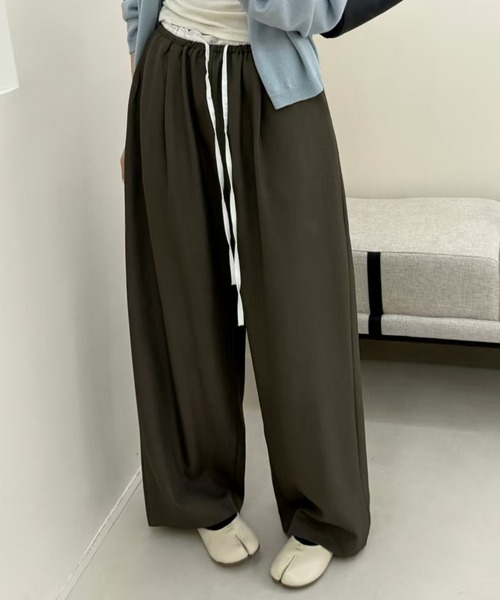 DAY CLOSET(デイ クローゼット)の「【ウエストゴム/調節紐付き】旬のウエストフリルがアクセント。ワンタック ギャザー リボンツイル ワイド イージーパンツ レディース(スウェットパンツ・レディース・ライトベージュ/グレー系その他/ブラック/ダークカーキ/ダークグレー・FREE)」の5枚目の写真