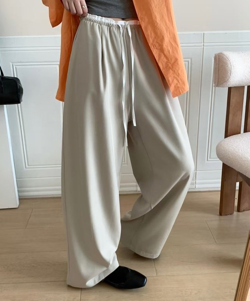 DAY CLOSET(デイ クローゼット)の「【ウエストゴム/調節紐付き】旬のウエストフリルがアクセント。ワンタック ギャザー リボンツイル ワイド イージーパンツ レディース(スウェットパンツ・レディース・ライトベージュ/グレー系その他/ブラック/ダークカーキ/ダークグレー・FREE)」の1枚目の写真