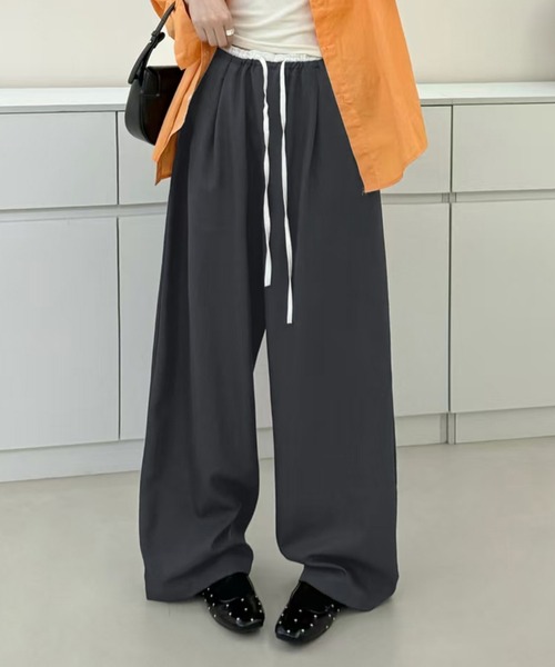 DAY CLOSET(デイ クローゼット)の「【ウエストゴム/調節紐付き】旬のウエストフリルがアクセント。ワンタック ギャザー リボンツイル ワイド イージーパンツ レディース(スウェットパンツ・レディース・ライトベージュ/グレー系その他/ブラック/ダークカーキ/ダークグレー・FREE)」の3枚目の写真