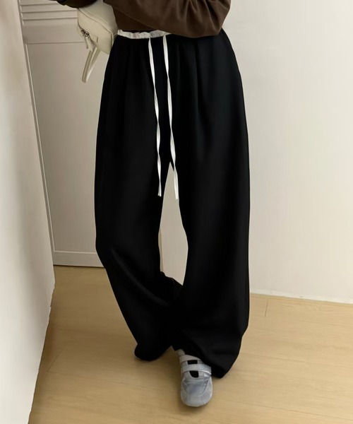 DAY CLOSET(デイ クローゼット)の「【ウエストゴム/調節紐付き】旬のウエストフリルがアクセント。ワンタック ギャザー リボンツイル ワイド イージーパンツ レディース(スウェットパンツ・レディース・ライトベージュ/グレー系その他/ブラック/ダークカーキ/ダークグレー・FREE)」の7枚目の写真