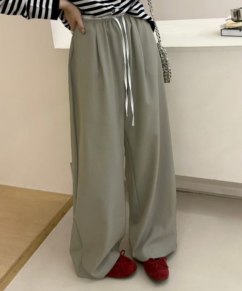 DAY CLOSET(デイ クローゼット)の「【ウエストゴム/調節紐付き】旬のウエストフリルがアクセント。ワンタック ギャザー リボンツイル ワイド イージーパンツ レディース(スウェットパンツ・レディース・ライトベージュ/グレー系その他/ブラック/ダークカーキ/ダークグレー・FREE)」の15枚目の写真