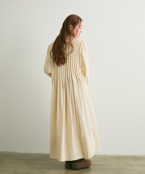 Crisp（クリスプ）の「タックデザインフレアワンピース（ワンピース・レディース・ブラック/アイボリー・FREE）」の6枚目の写真