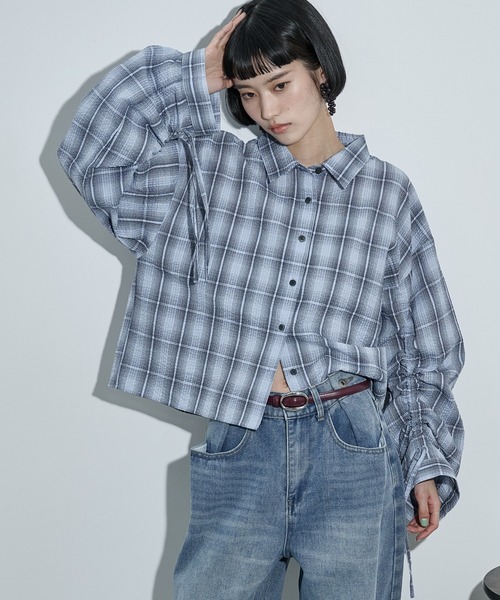 THE YOn(ザヨン)の「ドロストスリーブクロップドチェックシャツ(シャツ/ブラウス・レディース・ブラック/サックスブルー/アイボリー・FREE)」の3枚目の写真