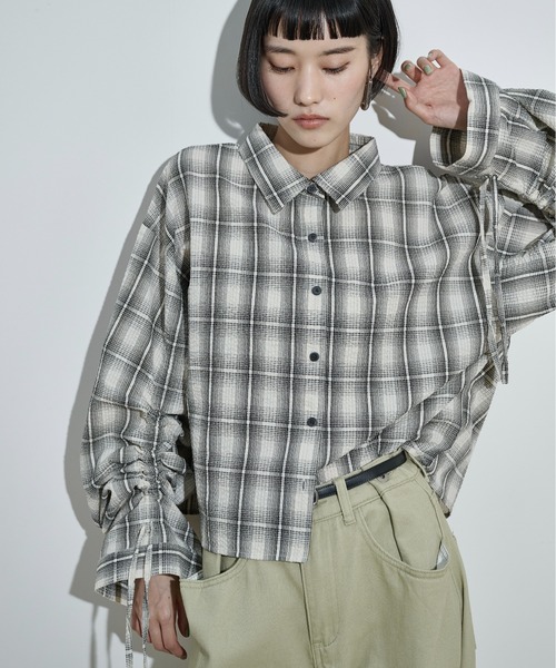 THE YOn(ザヨン)の「ドロストスリーブクロップドチェックシャツ(シャツ/ブラウス・レディース・ブラック/サックスブルー/アイボリー・FREE)」の1枚目の写真