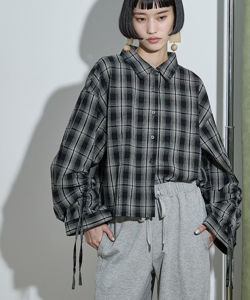 THE YOn(ザヨン)の「ドロストスリーブクロップドチェックシャツ(シャツ/ブラウス・レディース・ブラック/サックスブルー/アイボリー・FREE)」の2枚目の写真
