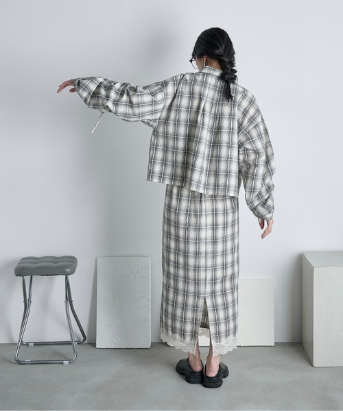 THE YOn(ザヨン)の「ドロストスリーブクロップドチェックシャツ(シャツ/ブラウス・レディース・ブラック/サックスブルー/アイボリー・FREE)」の9枚目の写真