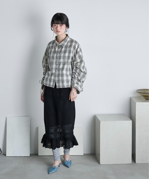 THE YOn(ザヨン)の「ドロストスリーブクロップドチェックシャツ(シャツ/ブラウス・レディース・ブラック/サックスブルー/アイボリー・FREE)」の11枚目の写真