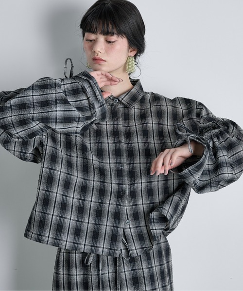 THE YOn(ザヨン)の「ドロストスリーブクロップドチェックシャツ(シャツ/ブラウス・レディース・ブラック/サックスブルー/アイボリー・FREE)」の18枚目の写真