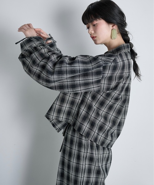THE YOn(ザヨン)の「ドロストスリーブクロップドチェックシャツ(シャツ/ブラウス・レディース・ブラック/サックスブルー/アイボリー・FREE)」の20枚目の写真