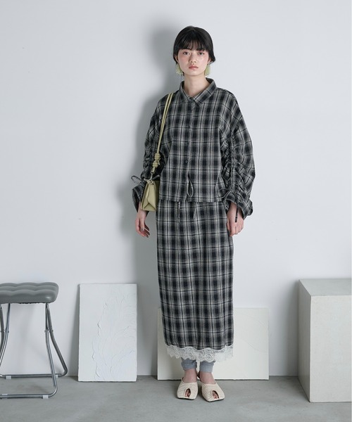 THE YOn(ザヨン)の「ドロストスリーブクロップドチェックシャツ(シャツ/ブラウス・レディース・ブラック/サックスブルー/アイボリー・FREE)」の4枚目の写真