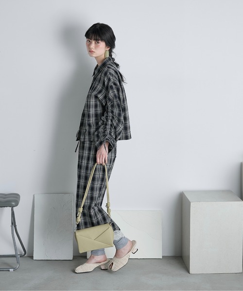 THE YOn(ザヨン)の「ドロストスリーブクロップドチェックシャツ(シャツ/ブラウス・レディース・ブラック/サックスブルー/アイボリー・FREE)」の5枚目の写真