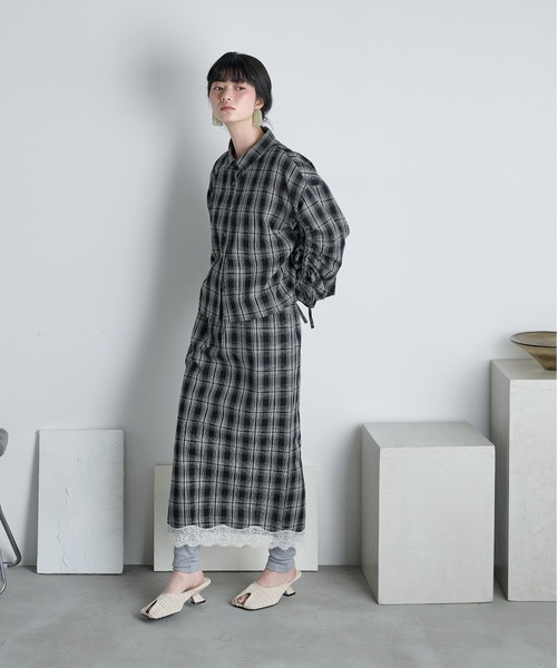 THE YOn(ザヨン)の「ドロストスリーブクロップドチェックシャツ(シャツ/ブラウス・レディース・ブラック/サックスブルー/アイボリー・FREE)」の7枚目の写真