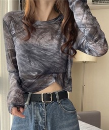 抜け感たっぷり!レイヤードで差がつくトレンドシアートップス
