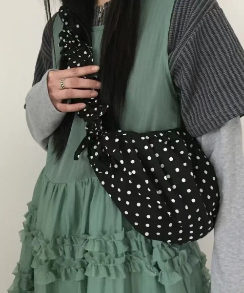 SHEPP(シープ)の「ドット柄ボリューム シャーリングハーフムーンショルダー(ショルダーバッグ・レディース・ブラック/ホワイト・F)」の7枚目の写真