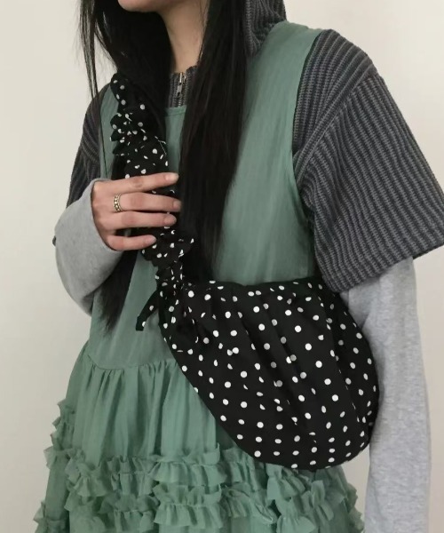 SHEPP(シープ)の「ドット柄ボリューム シャーリングハーフムーンショルダー(ショルダーバッグ・レディース・ブラック/ホワイト・F)」の8枚目の写真
