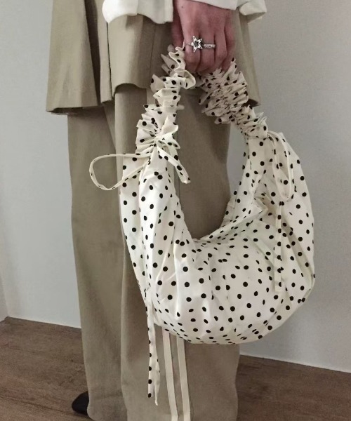 SHEPP(シープ)の「ドット柄ボリューム シャーリングハーフムーンショルダー(ショルダーバッグ・レディース・ブラック/ホワイト・F)」の3枚目の写真