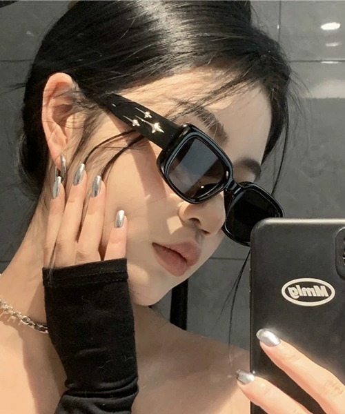 VIBGYOR（ヴィブジョー）の「スクエアサングラス 星モチーフ Y2K サングラス / ブラックフレーム 韓国系 古着MIX トレンドアイウェア ユニセックス(DAY)（サングラス・メンズ・ブラック・FREE）」の3枚目の写真