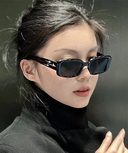 VIBGYOR（ヴィブジョー）の「スクエアサングラス 星モチーフ Y2K サングラス / ブラックフレーム 韓国系 古着MIX トレンドアイウェア ユニセックス(DAY)（サングラス・メンズ・ブラック・FREE）」の4枚目の写真