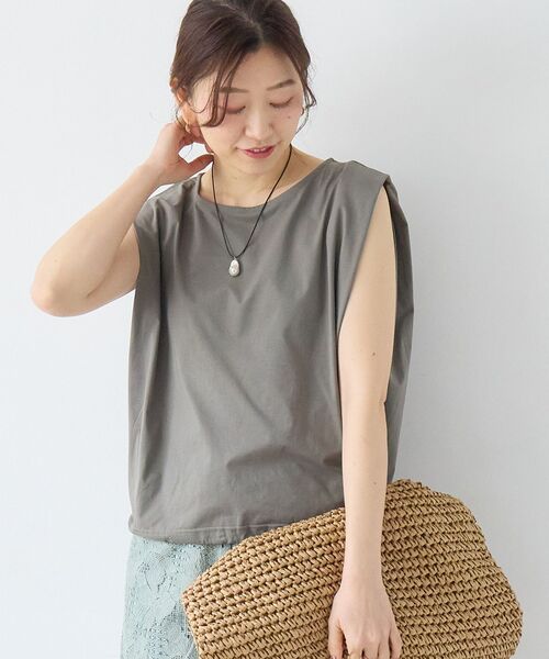 le.coeur blanc(ルクールブラン)の「《WEB限定アイテム》マルチファンクションショルダータックトップス(Tシャツ/カットソー・レディース・ブラウン/カーキオリーブ/ライトグレー/ブラック・38)」の4枚目の写真