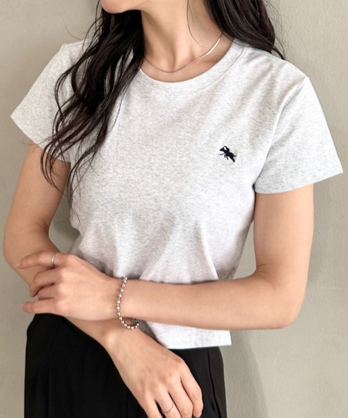 POLOCHAMPS(ポロチャンプス)の「POLOCHAMPS(ポロチャンプス)/無地 ワンポイント刺繍 クロップド丈 短丈 クルーネック/カラー刺繍Tシャツ(Tシャツ/カットソー・レディース・パープル/ブラック/アイボリー/ライトグレー/ダークグレー/サックスブルー/ベージュ/ホワイト/ワインレッド/ネイビー/ピンク・FREE)」の1枚目の写真