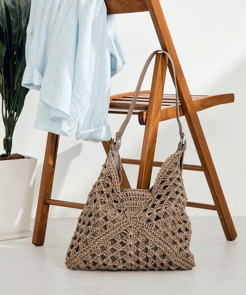 fredy emue（フレディエミュ）の「ラメ混透かし柄ワンショルバッグ（ショルダーバッグ・レディース・グレイッシュベージュ/ブラック・FREE）」の2枚目の写真