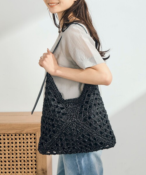 fredy emue（フレディエミュ）の「ラメ混透かし柄ワンショルバッグ（ショルダーバッグ・レディース・グレイッシュベージュ/ブラック・FREE）」の4枚目の写真