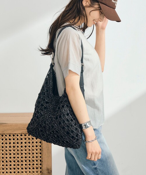 fredy emue（フレディエミュ）の「ラメ混透かし柄ワンショルバッグ（ショルダーバッグ・レディース・グレイッシュベージュ/ブラック・FREE）」の5枚目の写真