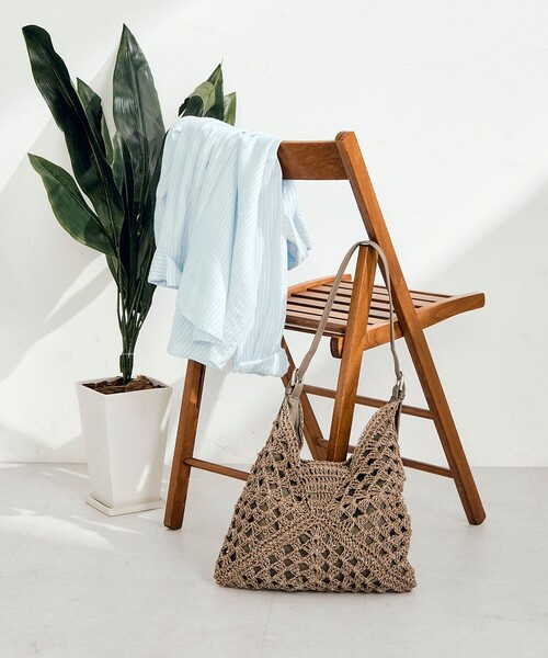 fredy emue（フレディエミュ）の「ラメ混透かし柄ワンショルバッグ（ショルダーバッグ・レディース・グレイッシュベージュ/ブラック・FREE）」の6枚目の写真