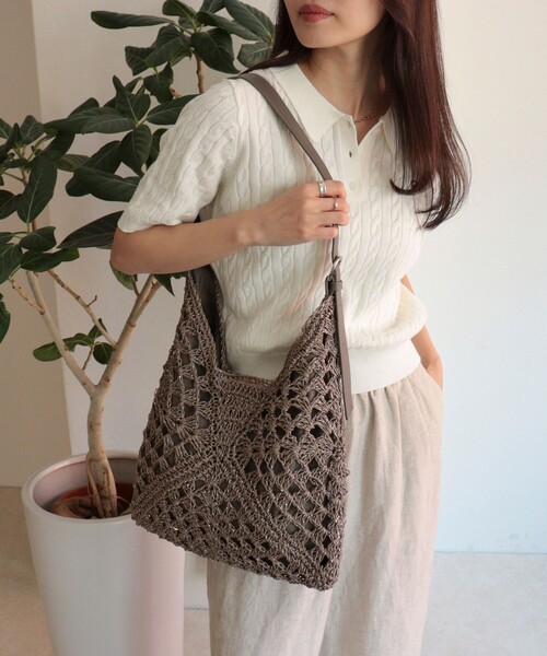 fredy emue（フレディエミュ）の「ラメ混透かし柄ワンショルバッグ（ショルダーバッグ・レディース・グレイッシュベージュ/ブラック・FREE）」の7枚目の写真