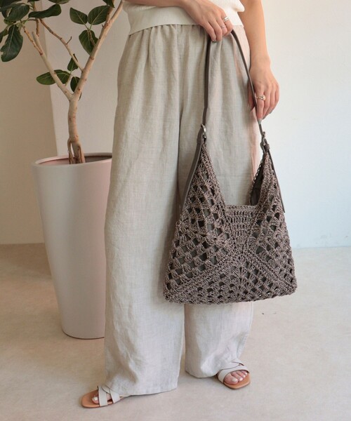 fredy emue（フレディエミュ）の「ラメ混透かし柄ワンショルバッグ（ショルダーバッグ・レディース・グレイッシュベージュ/ブラック・FREE）」の8枚目の写真