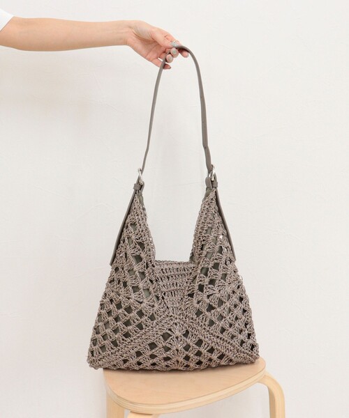 fredy emue（フレディエミュ）の「ラメ混透かし柄ワンショルバッグ（ショルダーバッグ・レディース・グレイッシュベージュ/ブラック・FREE）」の9枚目の写真