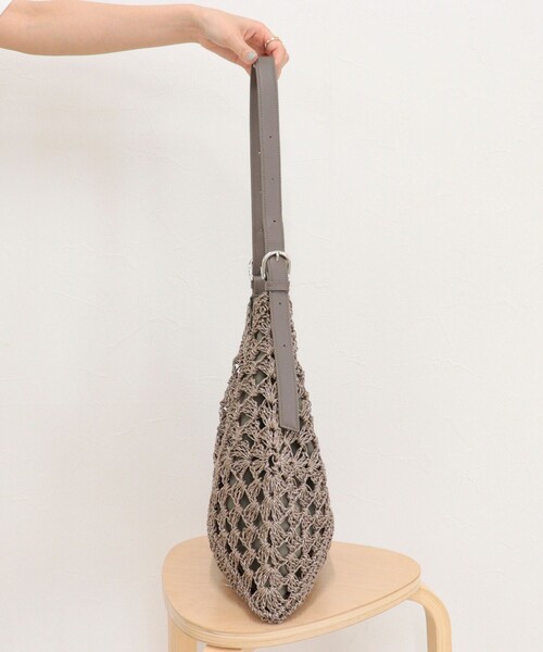 fredy emue（フレディエミュ）の「ラメ混透かし柄ワンショルバッグ（ショルダーバッグ・レディース・グレイッシュベージュ/ブラック・FREE）」の10枚目の写真