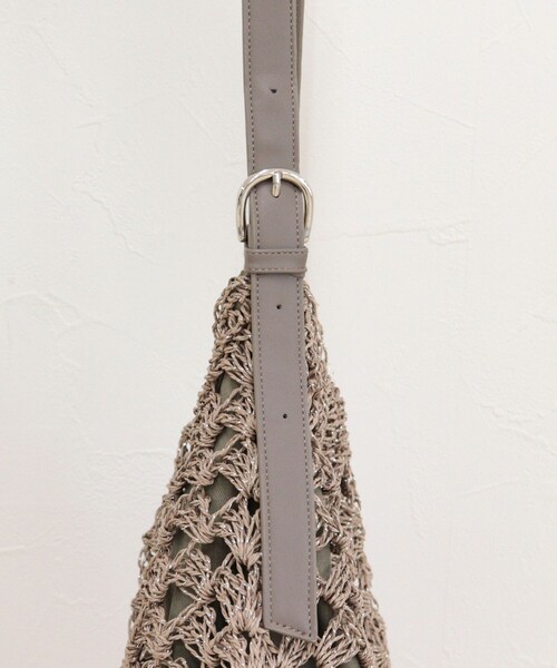 fredy emue（フレディエミュ）の「ラメ混透かし柄ワンショルバッグ（ショルダーバッグ・レディース・グレイッシュベージュ/ブラック・FREE）」の11枚目の写真