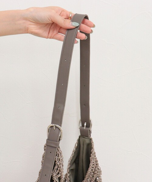 fredy emue（フレディエミュ）の「ラメ混透かし柄ワンショルバッグ（ショルダーバッグ・レディース・グレイッシュベージュ/ブラック・FREE）」の13枚目の写真