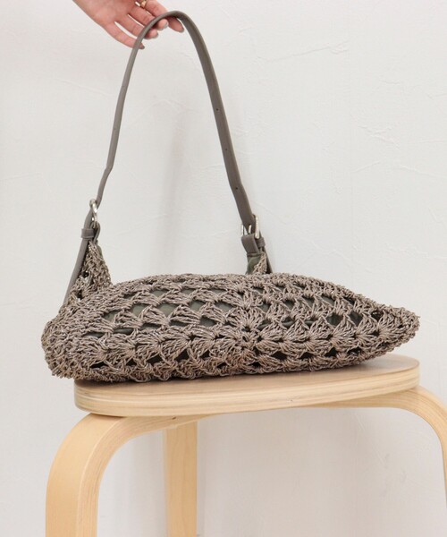 fredy emue（フレディエミュ）の「ラメ混透かし柄ワンショルバッグ（ショルダーバッグ・レディース・グレイッシュベージュ/ブラック・FREE）」の14枚目の写真