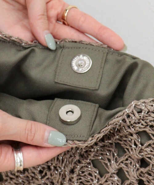 fredy emue（フレディエミュ）の「ラメ混透かし柄ワンショルバッグ（ショルダーバッグ・レディース・グレイッシュベージュ/ブラック・FREE）」の15枚目の写真