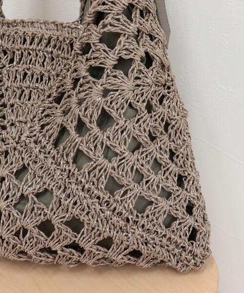 fredy emue（フレディエミュ）の「ラメ混透かし柄ワンショルバッグ（ショルダーバッグ・レディース・グレイッシュベージュ/ブラック・FREE）」の17枚目の写真