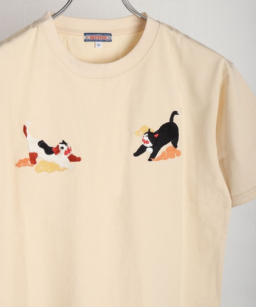 HOUSTON(ヒューストン)の「HOUSTON / ヒューストン 刺繍デザイン コットン半袖Tシャツ 猫 舞妓 和風モチーフ レディース(Tシャツ/カットソー・レディース・ピンク/ナチュラル/ピンク系その他/イエロー/ターコイズブルー/ベージュ系その他・0/1)」の2枚目の写真