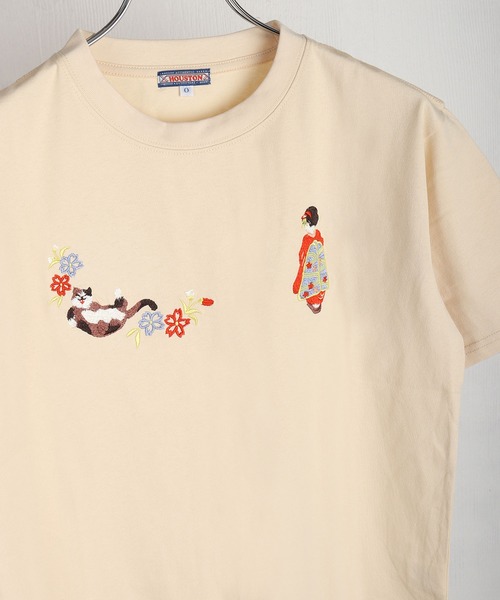 HOUSTON(ヒューストン)の「HOUSTON / ヒューストン 刺繍デザイン コットン半袖Tシャツ 猫 舞妓 和風モチーフ レディース(Tシャツ/カットソー・レディース・ピンク/ナチュラル/ピンク系その他/イエロー/ターコイズブルー/ベージュ系その他・0/1)」の3枚目の写真