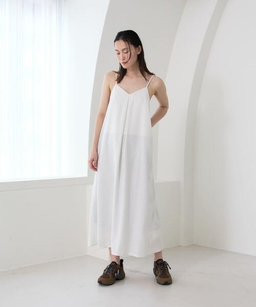 THE GOODLAND MARKET(ザグッドランドマーケット)の「『別注』MIDIUMISOLID×THE GOODLAND MARKET LINEN camisole onepiece(ワンピース・レディース・ホワイト/ブラック・FREE)」の4枚目の写真