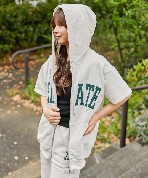 GORGE(ゴージ)の「《カレッジロゴ×ナンバリング》オーバーサイズZIPパーカー/ストリート/春夏秋/全3色(パーカー・レディース・杢グレー/オートミール/ネイビー・F)」の4枚目の写真