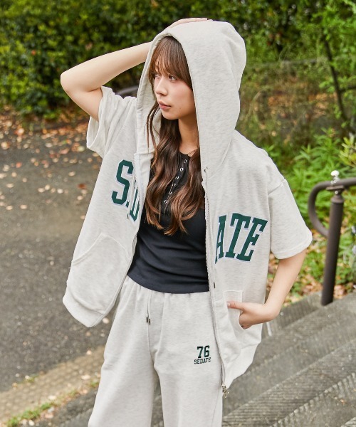 GORGE(ゴージ)の「《カレッジロゴ×ナンバリング》オーバーサイズZIPパーカー/ストリート/春夏秋/全3色(パーカー・レディース・杢グレー/オートミール/ネイビー・F)」の5枚目の写真
